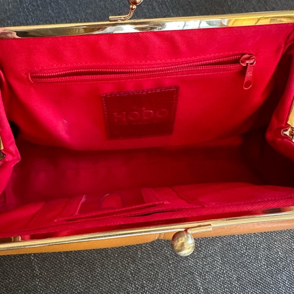 HOBO ‘Gina’ leather shoulder bag in pumpkin orange, with kiss lock closure - Picture 4 of 15